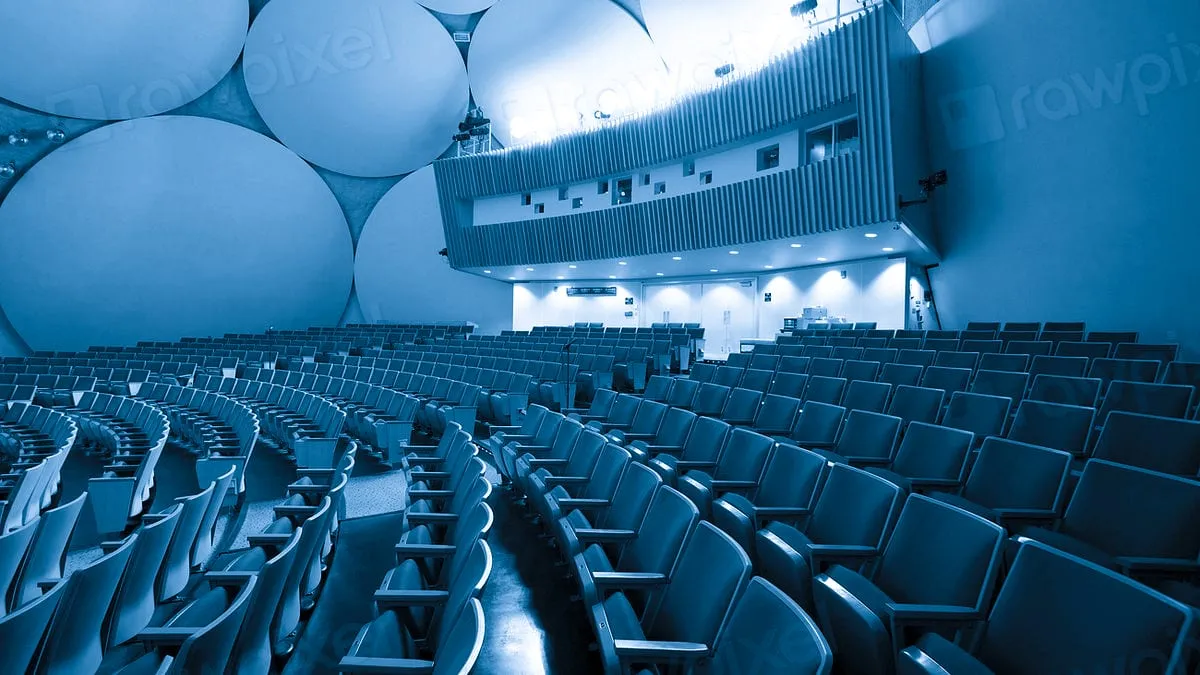 Rzędy foteli w audytorium konferencyjnym