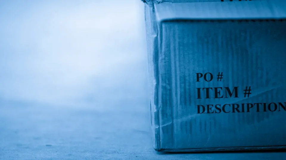 Karton z nadrukiem numeru zamówienia i opisu pozycji